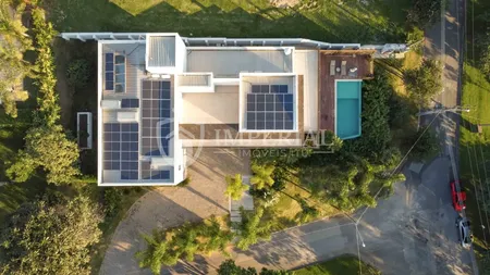 Belíssimo imóvel com arquitetura moderna, vista deslumbrante e muita privacidade!